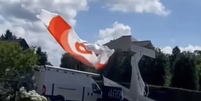 Piloto sai ileso após pousar avião com ajuda de paraquedas  Foto: Reprodução / Los Caneleros PuntoCom/Facebook