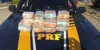 Dinheiro foi encontrado dentro de um carro que trafegava na Via Dutra  Foto: Divulgação/Polícia Rodoviária Federal