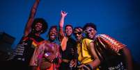 Imagem mostra jovens negros celebrando na última edição do AFROPUNK  Foto: Imagem: Divulgação / AFROPUNK Bahia / Alma Preta