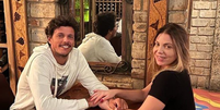 O casal, que está junto há mais de 3 anos, se conheceu em uma festa de Réveillon de 2019 para 2020  Foto: Reprodução/ Instagram: @sheilamello