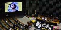 Imagem mostra parlamentares em ato em memória de Marielle Franco  Foto: Imagem: Zeca Ribeiro/Câmara dos Deputados / Alma Preta