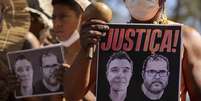 Manifestantes com cartazes pedem justiça por Dom e Bruno  Foto: EPA / Ansa - Brasil