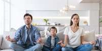 Meditação é ótima opção de atividade em família  Foto: a_medvedkov / Adobe Stock