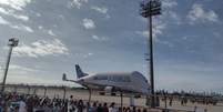 'Avião baleia' faz pouso inédito em Fortaleza e leva curiosos ao aeroporto  Foto: Gustavo Lopes / Reprodução/Facebook