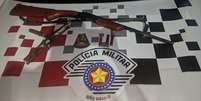 PM encontrou duas armas na casa do pai  Foto: Divulgação/Polícia Militar