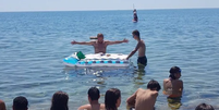 Em meio a calor na Itália, padre celebra missa em mar e usa boia como altar  Foto: Reprodução/Twitter