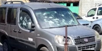 Imagens do veículo mostram marcas de bala na lataria do carro bem como no vidro para-brisa  Foto: Reprodução