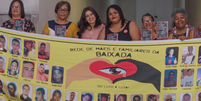 Grupo de mães representando a Rede de Mães e Familiares Vítimas da Violência de Estado na Baixada Fluminense no lançamento de Nossos Filhos Têm Mães  Foto: Divulgação