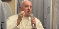 Papa falou com jornalistas no avião papal na volta de uma viagem ao Canadá  Foto: BBC News Brasil