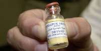 Mão segurando frasco de vacina contra varíola  Foto: Getty Images / BBC News Brasil