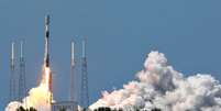 Foguete da SpaceX decola do Cabo Canaveral, na Fl&oacute;rida, com sat&eacute;lites Starlink  Foto: Getty Images / BBC News Brasil