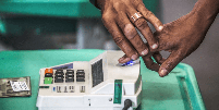 Imagem mostra pessoa negra fazendo identificação biométrica para votar.  Foto: Imagem: Dado Galdieri/Bloomberg / Alma Preta