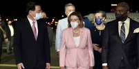 A presidente da Câmara dos EUA, Nancy Pelosi, é recebida pelo ministro das Relações Exteriores de Taiwan, Joseph Wu (à esq.), no aeroporto Songshan  Foto: EPA/Taiwan Ministry of Foreign Affairs / BBC News Brasil