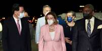 Nancy Pelosi (de rosa) desembarca em Taiwan e é recebida pelo ministro das Relações Exteriores, Joseph Wu, na capital Taipei   Foto: Reuters