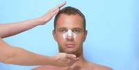 Homem &eacute; internado ap&oacute;s rinoplastia caseira; cirurgi&atilde; alerta sobre os riscos  Foto: Shutterstock / Sa&uacute;de em Dia