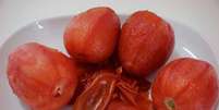Guia da Cozinha - Dica para descascar tomate de um jeito superfácil  Foto: Guia da Cozinha