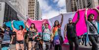 Em 2018, manifestação na Avenida Paulista, em São Paulo, pela visibilidade de pessoas transexuais  Foto: NurPhoto/Getty Images / Guia do Estudante