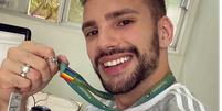 Psiquiatra decidiu colocar bandeira LGBT+ no crachá para se aproximar de pacientes   Foto: Reprodução Instagram