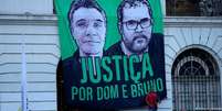 Banner pedindo apuração e responsabilização pelas mortes de Bruno e Dom aberto durante ato na Cinelândia, no Rio  Foto: DW / Deutsche Welle