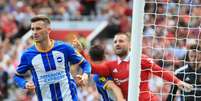 Camisa 13 do Brighton, Pascal Gross marcou os dois gols do time azul e branco (Foto: LINDSEY PARNABY / AFP)  Foto: Lance!
