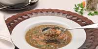 Guia da Cozinha - Sopa de lentilha com calabresa  Foto: Guia da Cozinha