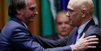 Bolsonaro cumprimenta o ministro Alexandre de Moraes   Foto: Reuters