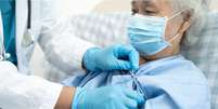 Casos de infecção pelo novo vírus foram detectados em pacientes que chegavam com febre a hospitais na China  Foto: Getty Images / BBC News Brasil