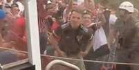 Torcedor do São Paulo é flagrado realizando gestos racistas para a torcida do Fluminense em partida no Morumbi.  Foto: Reprodução/Twitter / Estadão
