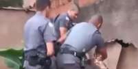 Policiais militares resgataram idoso após fazer buraco em muro  Foto: Reprodução/Redes sociais