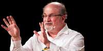 O escritor Salman Rushdie durante entrevista na Dinamarca, em 2018  Foto: Reuters