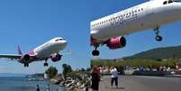 Avião dá 'rasante' e surpreende turistas em ilha grega  Foto: Reprodução/Youtube