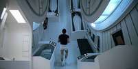 A cena do jogging em Zero-G de 2001: Uma Odisseia no Espaço usou uma "roda de hamster" gigante; a proposta dos japoneses é parecida   Foto: Reprodução/Stanley Kubrick Productions/MGM/Amazon / Meio Bit