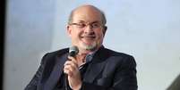 Salman Rushdie apresenta melhora em quadro de saúde  Foto: ANSA / Ansa - Brasil