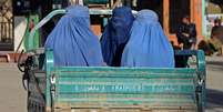 Mulheres vestidas com burca viajam em um veículo por uma rua da cidade de Kandahar em 18 de dezembro  Foto: Getty Images / BBC News Brasil