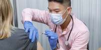 Vacina contra variante ômicron da covid deve começar a ser aplicada nas próximas semanas  Foto: Getty Images / BBC News Brasil