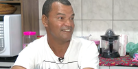 Após cair de uma pedra, Nelson Nedy Ribeiro, de 51 anos, foi arrastado pelo mar até a Ilha de Palma, em Grumari  Foto: Reprodução/TV Globo