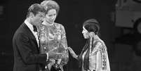 O prêmio foi apresentado por Roger Moore e Liv Ullman e acabou rejeitado  Foto: Getty Images / BBC News Brasil
