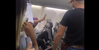 Passageiro quebra poltronas durante voo de São Paulo a Recife  Foto: Reprodução/Twitter/@AeroportoD