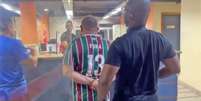 O traficante estava com um uniforme do time com o próprio nome estampado (Foto: Reprodução/TV Globo)  Foto: Lance!