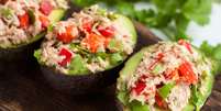Abacate recheado com salada de atum   Foto: Shutterstock / Portal EdiCase