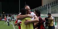 Ceni abraça Luciano durante o empate em Belo Horizonte: união faz a força (Foto: Rubens Chiri/São Paulo FC)  Foto: Lance!