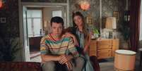 Asa Butterfield (Otis) e Mimi Keene (Ruby) em imagem das gravações da 4ª temporada de 'Sex Education'.  Foto: Twitter / @NetflixBrasil / Estadão