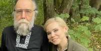 Alexander Dugin com sua filha, Darya Dugina  Foto: Reprodução / Ansa - Brasil