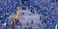 Violência entre torcedores do Grêmio paralisou duas vezes jogo contra o Cruzeiro, em Porto Alegre  Foto: Reprodução