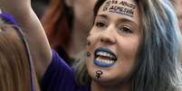 Mulher durante manifestação  Foto: Getty Images / BBC News Brasil