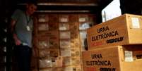 Estados como Rio de Janeiro, Pará e Minas Gerais estão reforçando policiamento no transporte e armazenamento de urnas eletrônicas  Foto: Reuters / BBC News Brasil