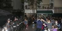 Manifestantes e policiais de choque do lado de fora da casa da vice-presidente Cristina Kirchner  Foto: Getty Images / BBC News Brasil