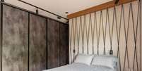 Criatividade: Feito de madeira e de metal, o painel instalado na parede substituiu a cabeceira junto &agrave; cama box| Projeto PB Arquitetura  Foto: Henrique Ribeiro/Casa.com.br / Casa.com