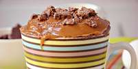 Guia da Cozinha - Irresistível: aprenda a fazer bolo de caneca com chocolate e doce de leite  Foto: Guia da Cozinha