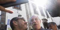 O candidato à Presidência pelo PDT, Ciro Gomes, posa para foto com um apoiador, durante um evento de campanha no Rio  Foto: REUTERS/Ricardo Moraes